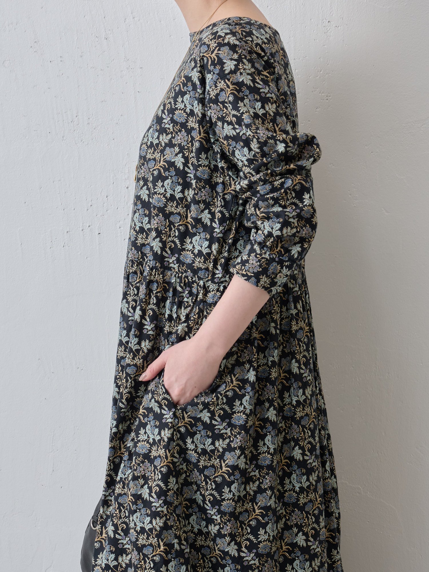 美品 BEARDSLEY ビアズリー サラサプリントワンピース 花柄 ロング SALE／70%OFF】BEARDSLEY サラサプリントワンピース ビアズリー
