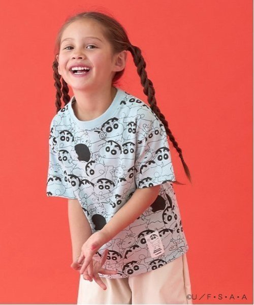 【SALE／50%OFF】b・ROOM 【クレヨンしんちゃん】【カイテキ天竺】総柄プリントTシャツ ナルミヤオンライン トップス カットソー・Tシャツ ブルー ホワイト画像