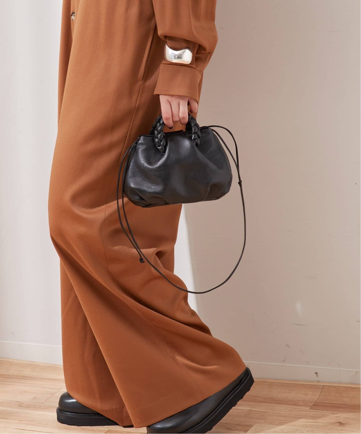 ヘリュー　ボンボン　バッグ　ブラック　編み込み　HEREU Mサイズ BOMBON M SUPPLE SHINY - Plaited-handle Leather Crossbody Bag