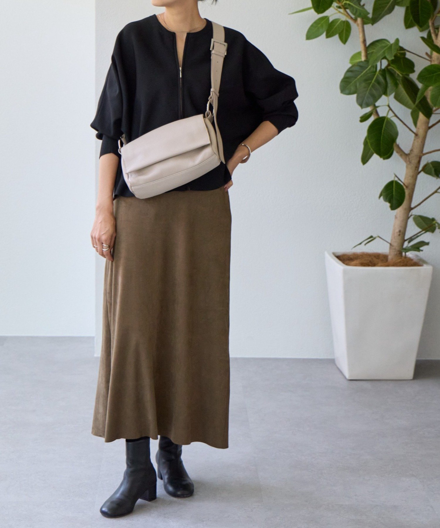 BEARDSLEY 《ベルト付替え可》レザーボディバッグ ビアズリー バッグ  