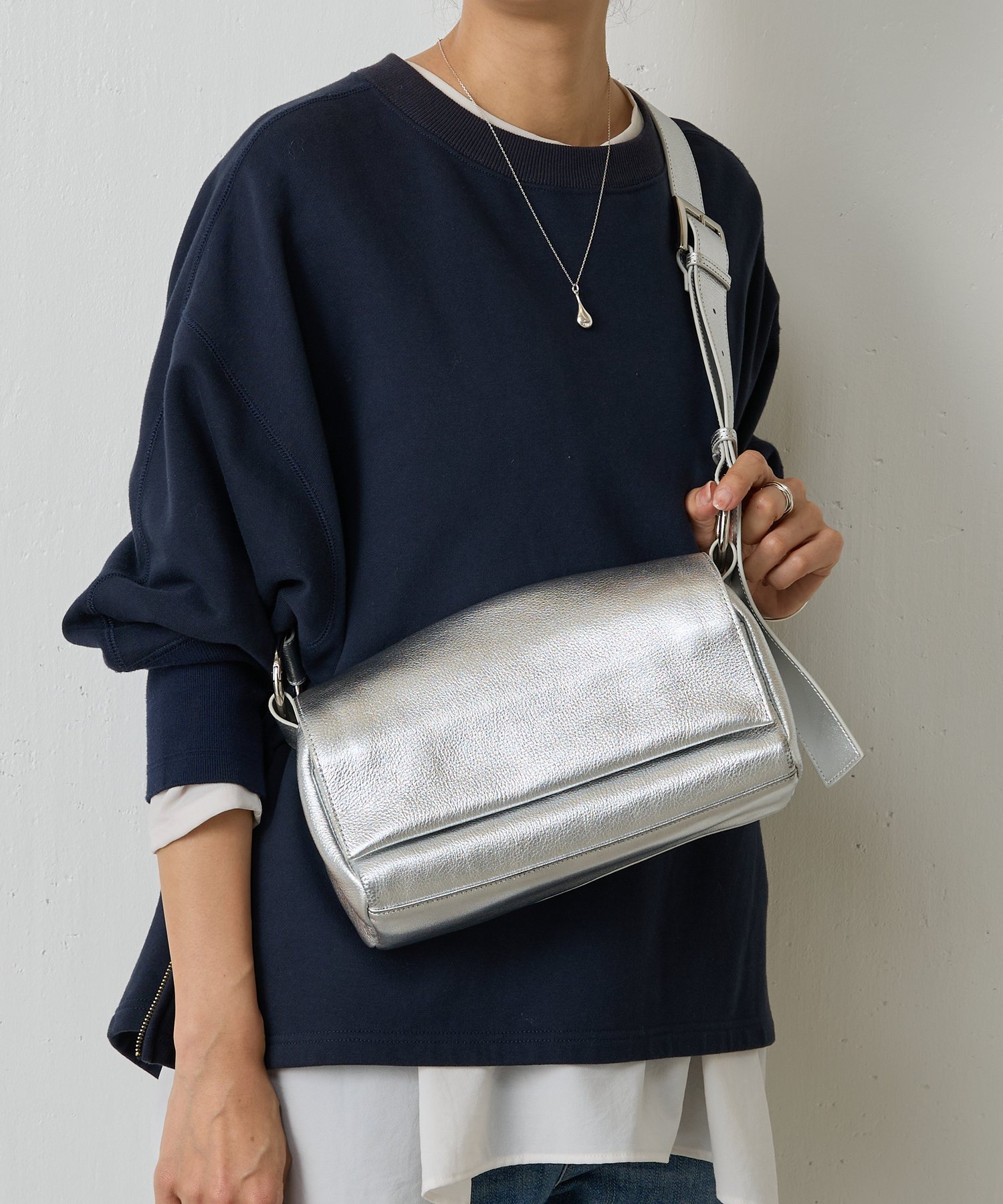 新品タグ付き】BEARDSLEY レザーボディバッグ シルバー