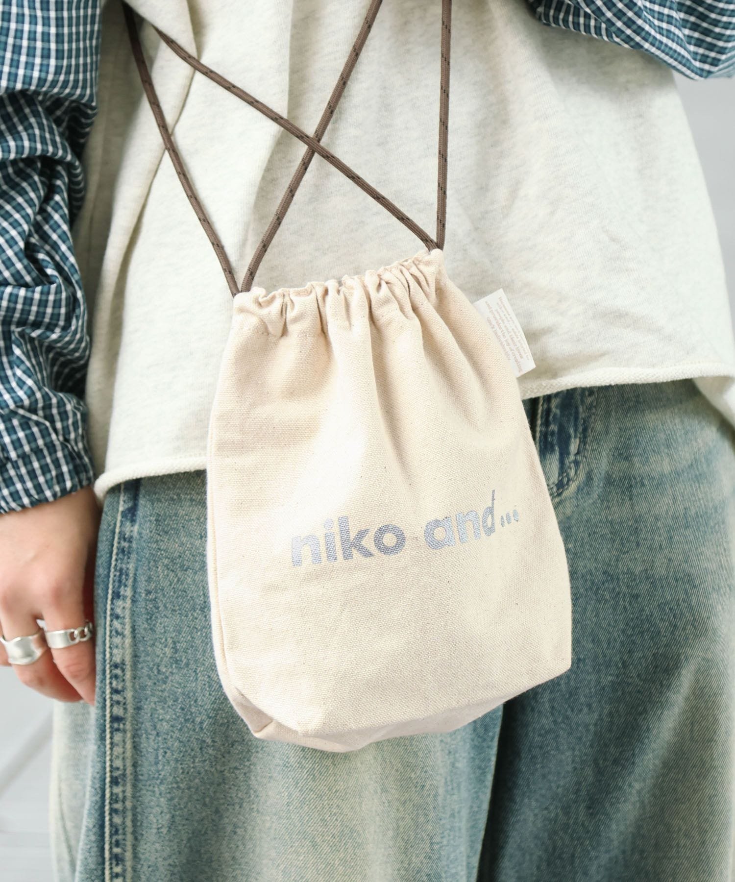 ニコアンド　デニムショルダー niko and（ニコアンド）の「オリジナルニコロゴデニム刺繍