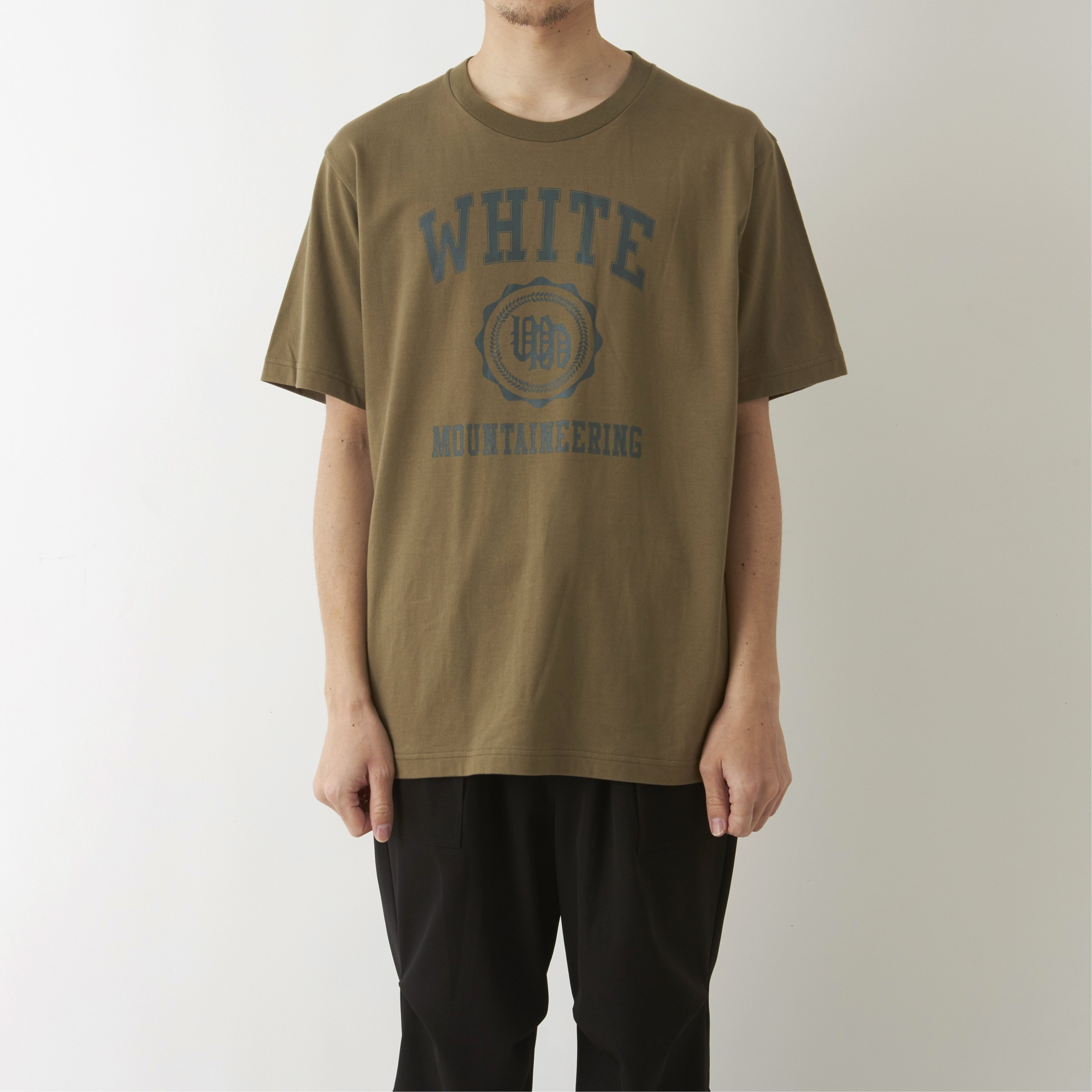 SALE／30%OFF】White Mountaineering (M)COLLEGE LOGO PRINTED T-SHIRT