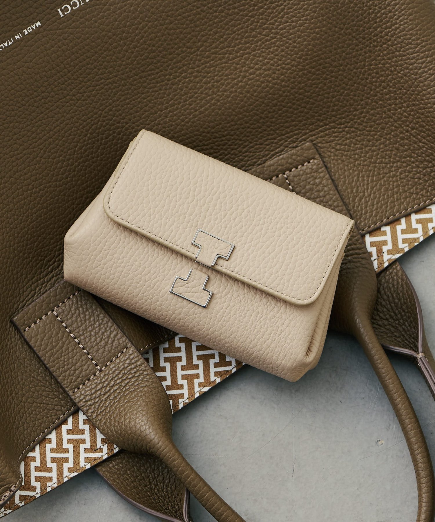 【美品】IACUCCI イアクッチ アバ ウォレット CERVO グレージュ Amazon | [イアクッチ] アバ ウォレット CERVO IAC1041114A0004