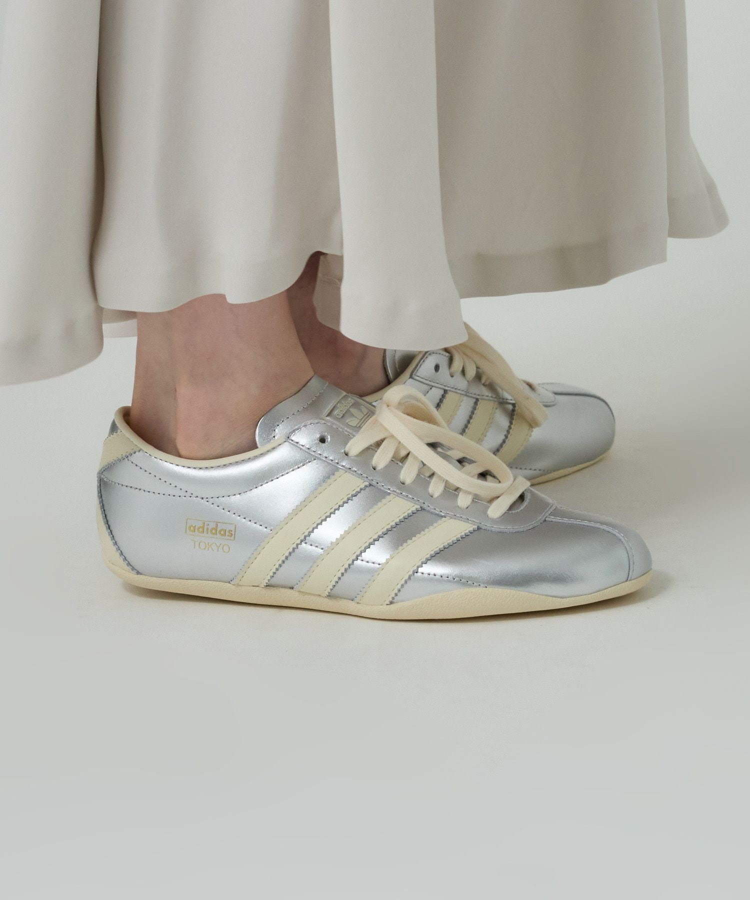 adidas オープントゥシューズ ホワイト/ゴールド 20241203032352-0.webp