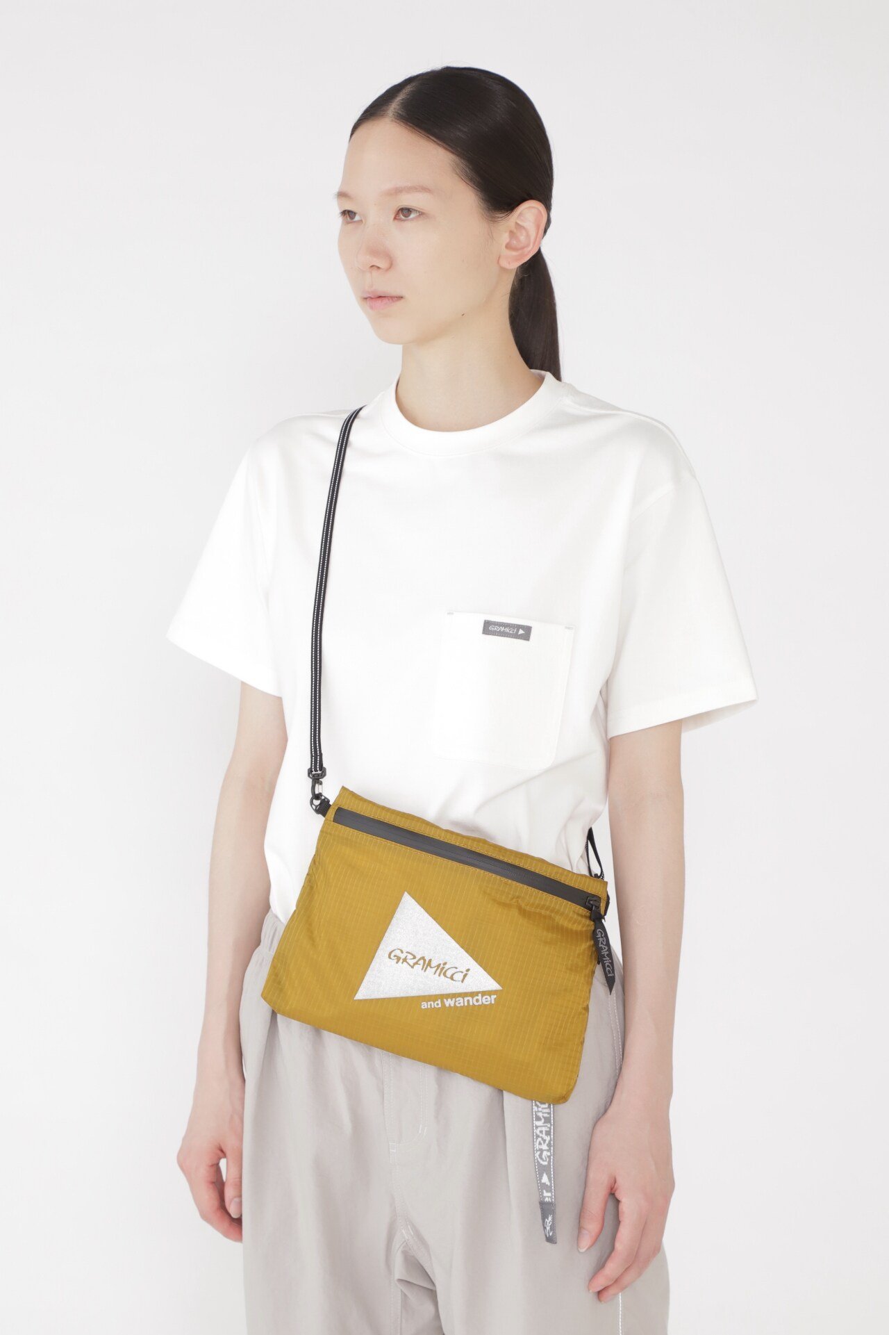 バック美品 セール】メタリック ライン付き レース スクエア クラッチ