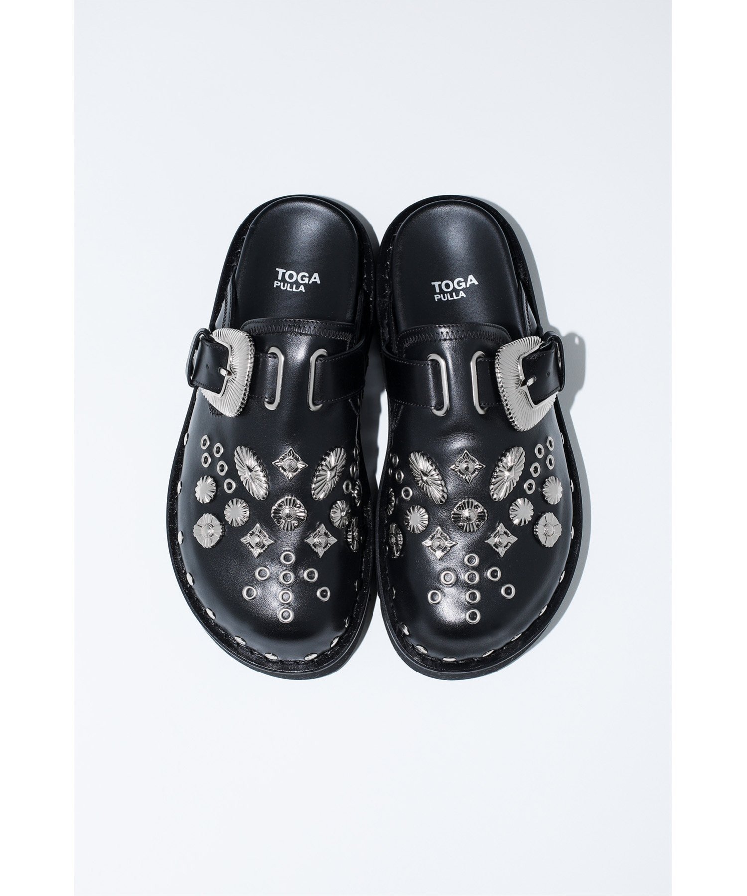 TOGA PULLA 黒 サボ・クロッグサンダル メタルスタッズ付き トーガ プルラ TOGA PULLA TOGA PULLA サボ サンダル Eyelet