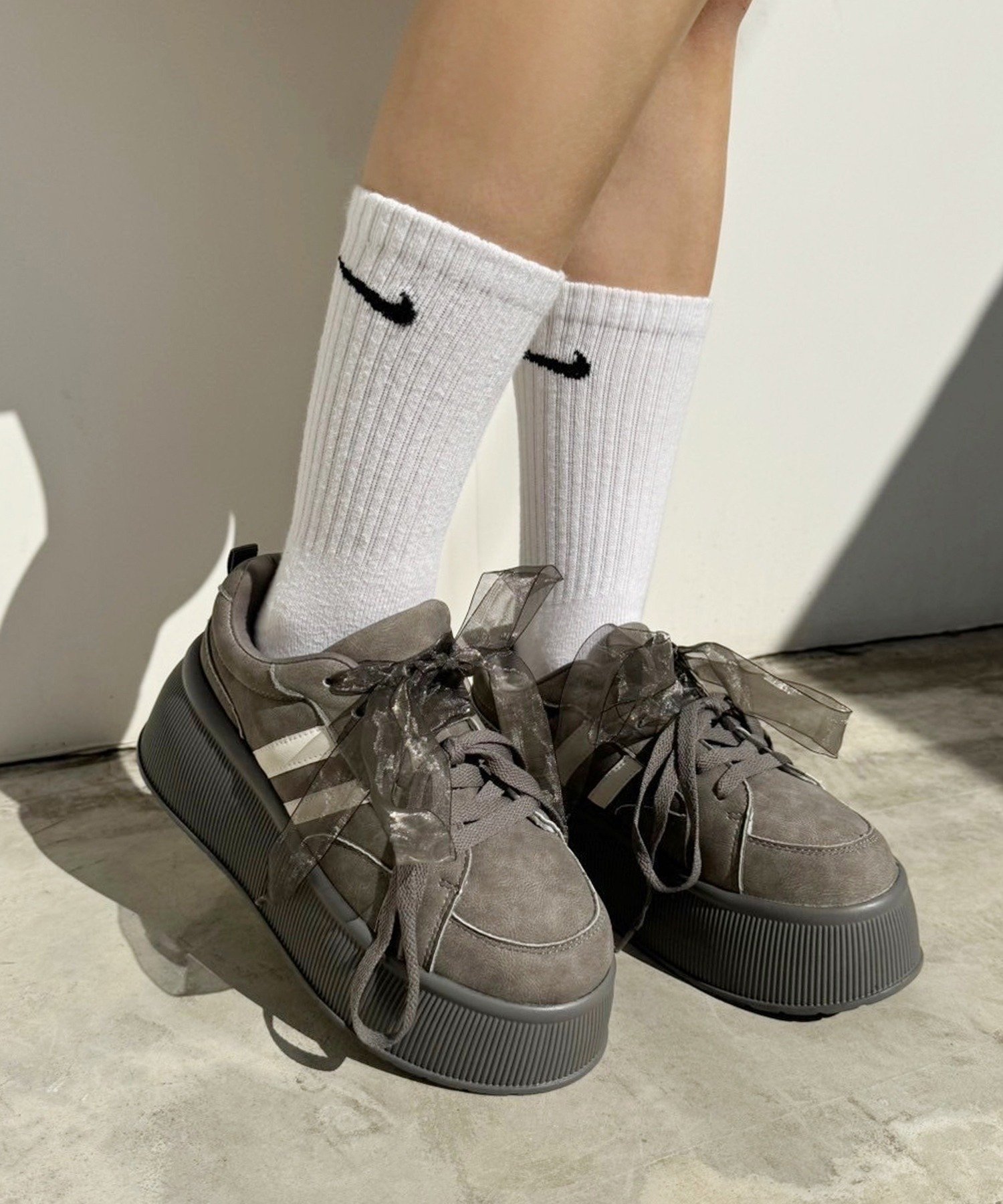 one after another NICE CLAUP リボンカスタムスニーカー ワンアフターアナザー ナイスクラップ シューズ・靴 その他のシューズ・靴 ホワイト グレー【送料無料】画像