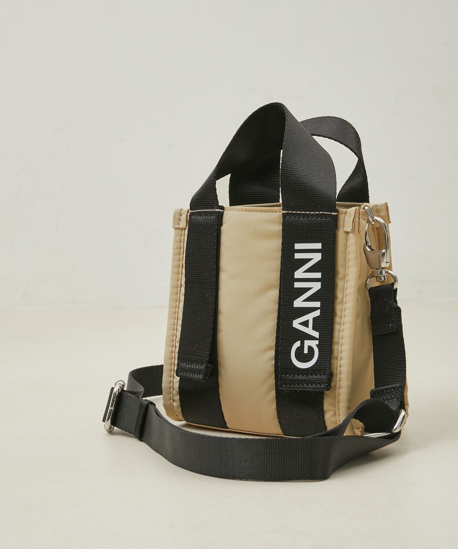 GANNI ガニー トートバッグ A5059 531 SM BEIGE TECH TOTE 楽天市場】GANNI ガニー トートバッグ レディース ベージュ
