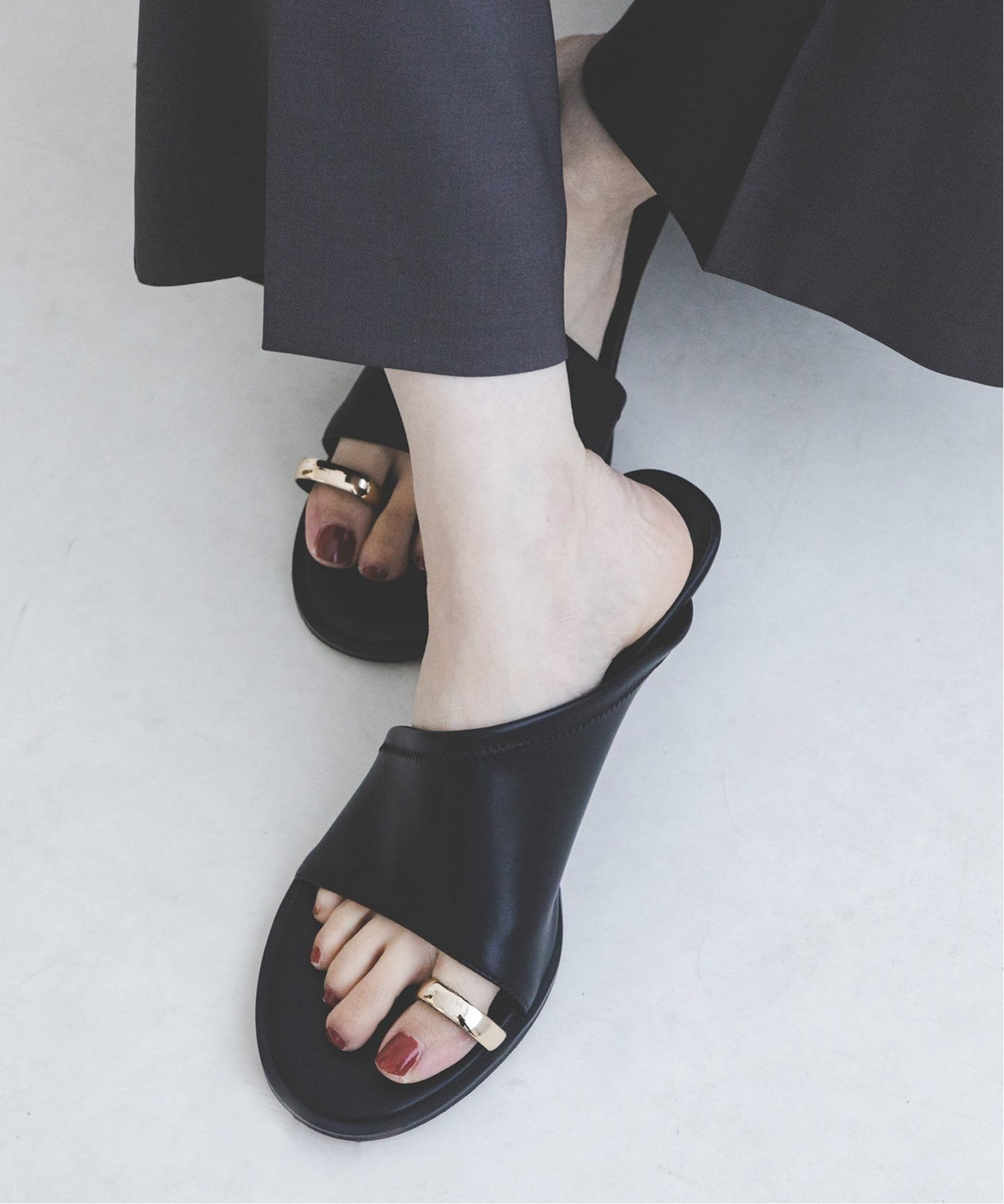 NOBLE 《WEB限定追加3》LE VERNIS/ルベルニ Toe ring sandals ノーブル シューズ・靴 サンダル ブラック【送料無料】画像