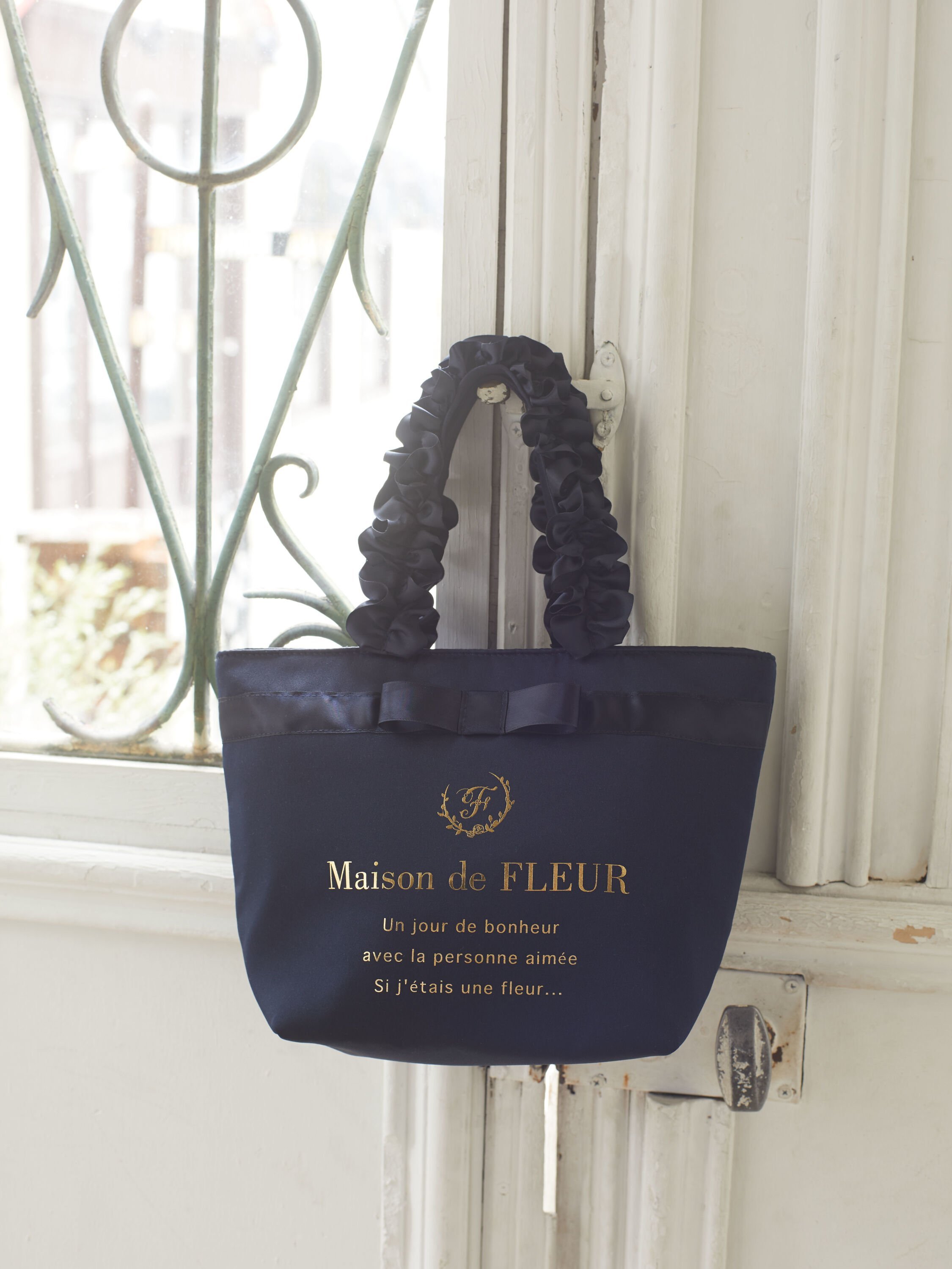 Maison de FLEUR ブランドロゴフリルハンドルトートSバッグ メゾン ド