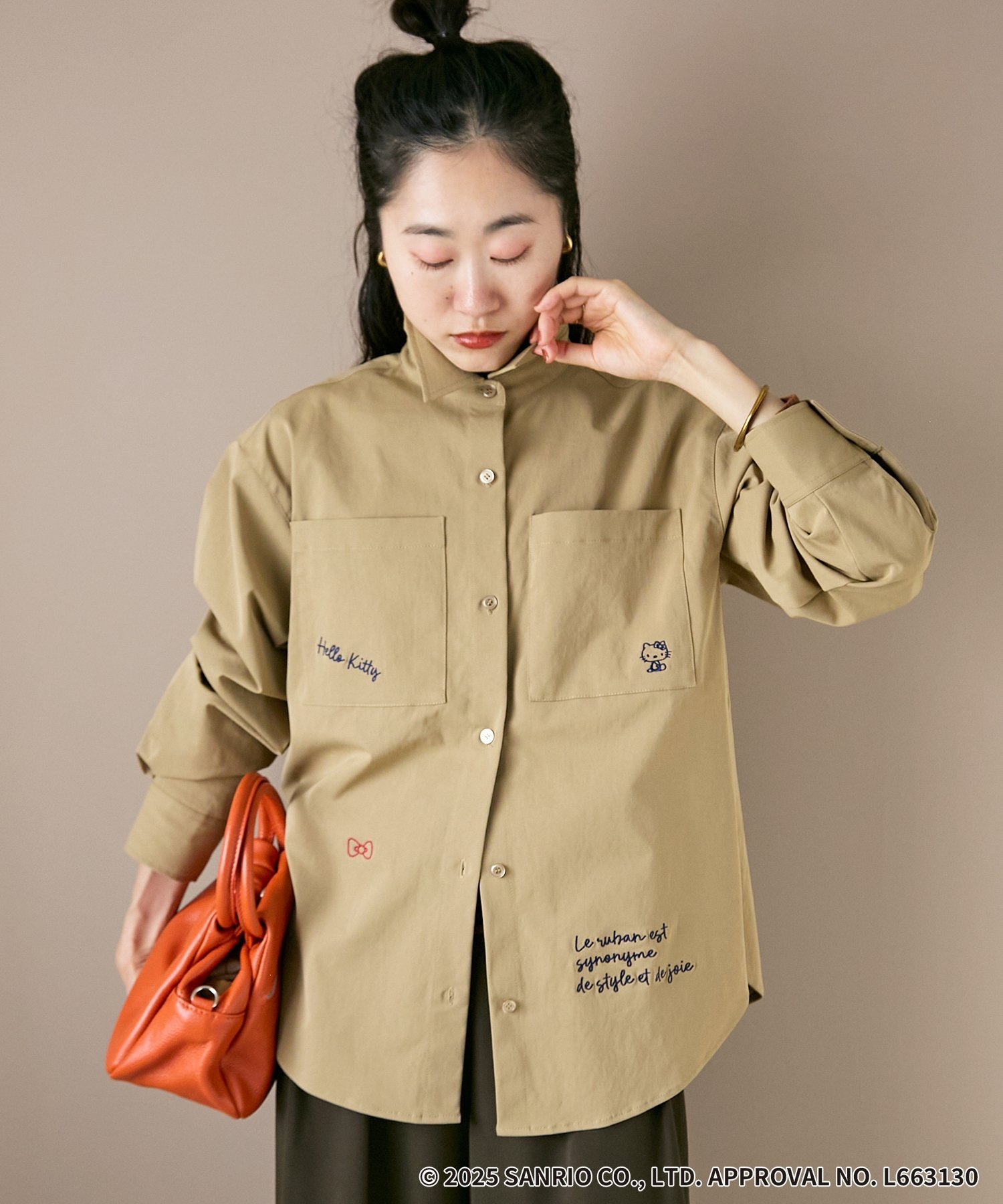 【SALE／50%OFF】le.coeur blanc 【HELLO KITTY】レタリング刺繍オーバーシャツ ルクールブラン トップス シャツ・ブラウス グレー ベージュ【送料無料】画像