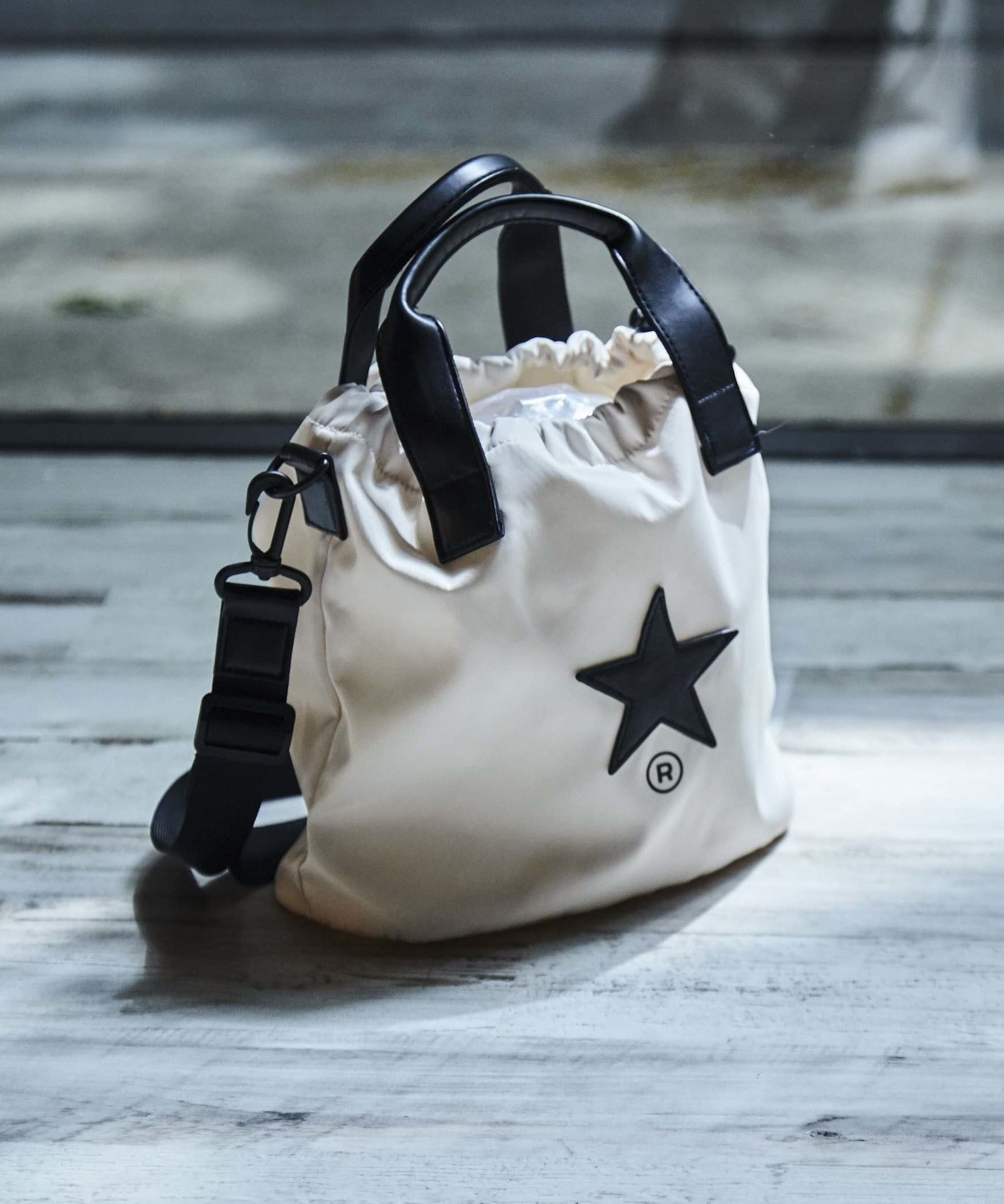 美品CONVERSE　TOKYOシュリンクレザーショルダーバッグ グレー Pick up】LEATHER MINI BAG｜CONVERSE TOKYO (コンバース