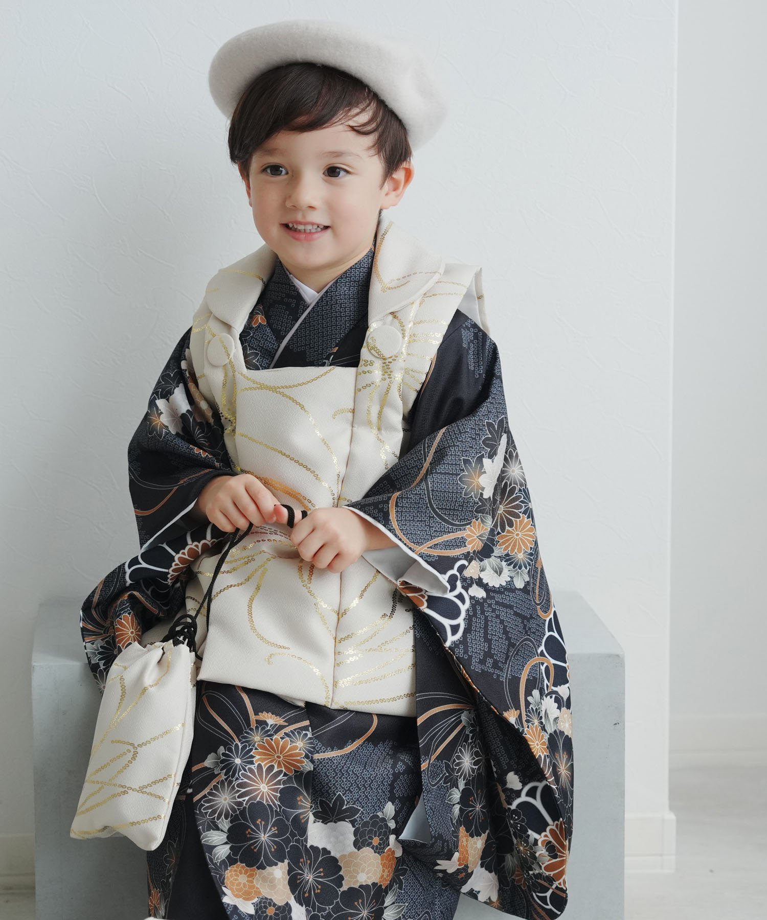 七五三着物 3歳 男の子 被布セット ベージュ金彩×墨黒の菊重ね ベレー帽つき 七五三着物 3歳 男の子 被布セット ベージュ金彩×墨黒の菊重ね ベレー