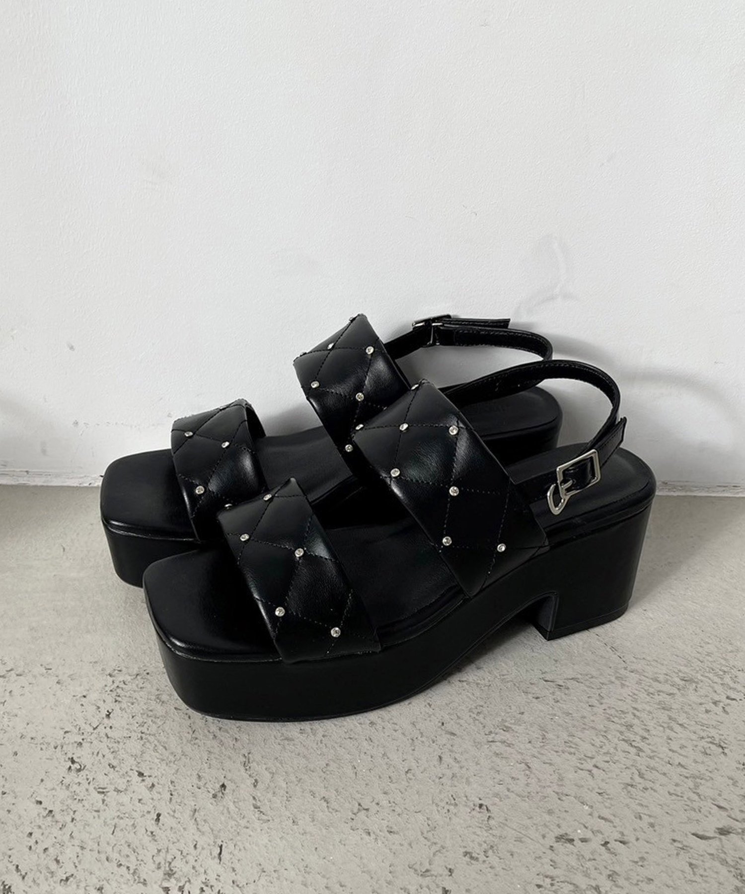 【SALE／10%OFF】one after another NICE CLAUP ビジュースタッズキルトサンダル ワンアフターアナザー ナイスクラップ シューズ・靴 その他のシューズ・靴 ベージュ ブラック ホワイト【送料無料】画像