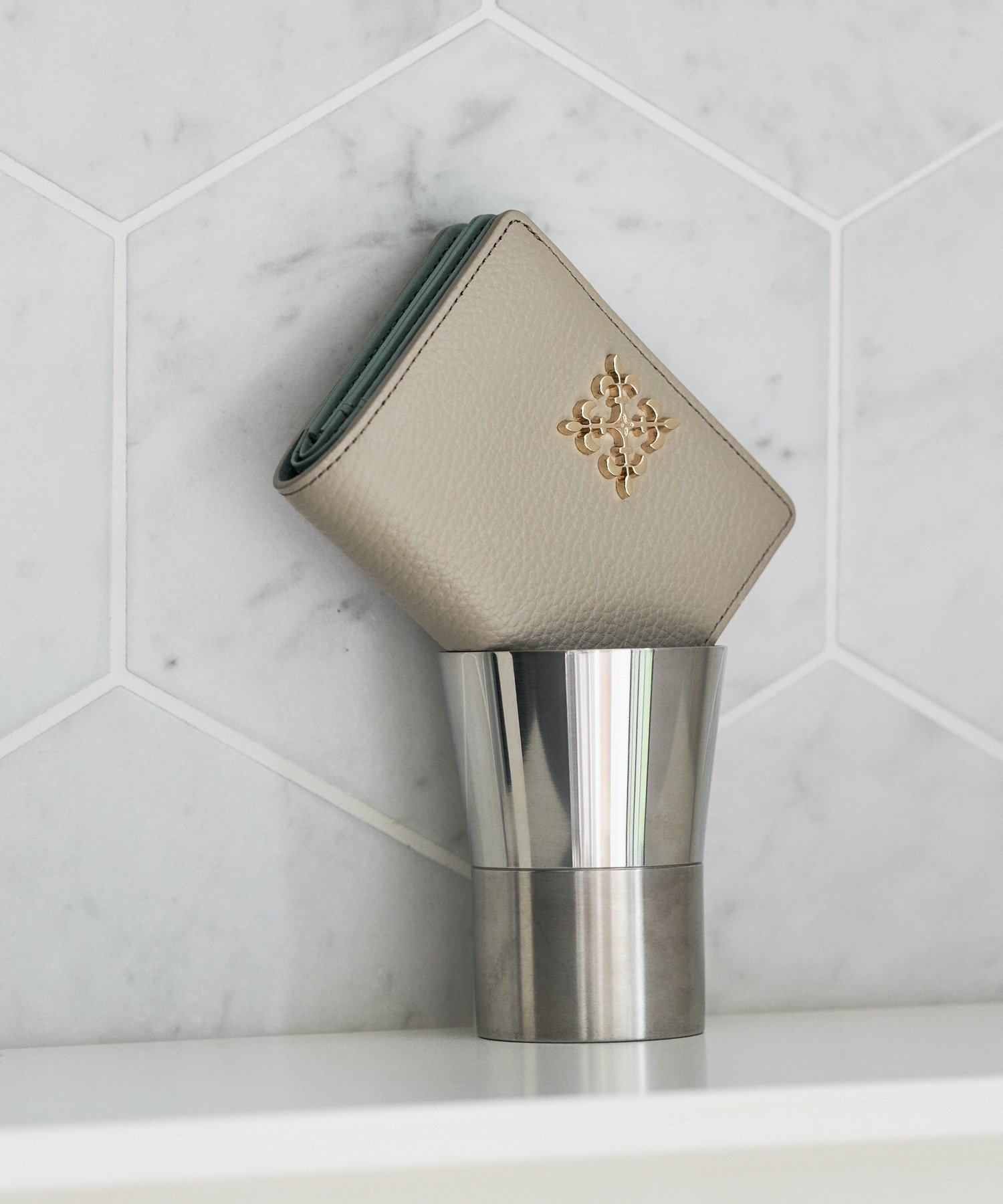 russet モノグラムプレートハーフウォレット ラシット 財布・ポーチ