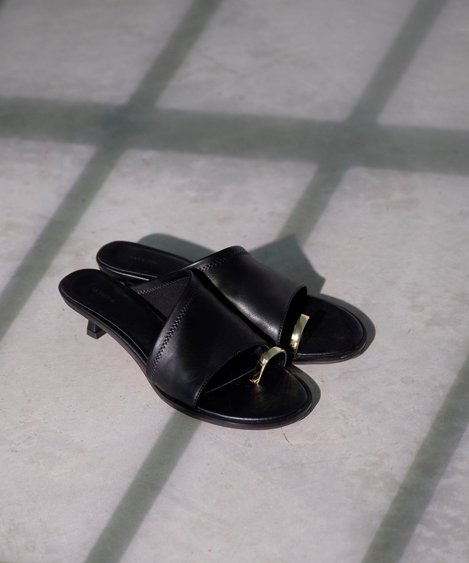 LE VERNIS [LE VERNIS] Toe ring sandals キャセリーニ シューズ・靴 サンダル ブラック【送料無料】画像
