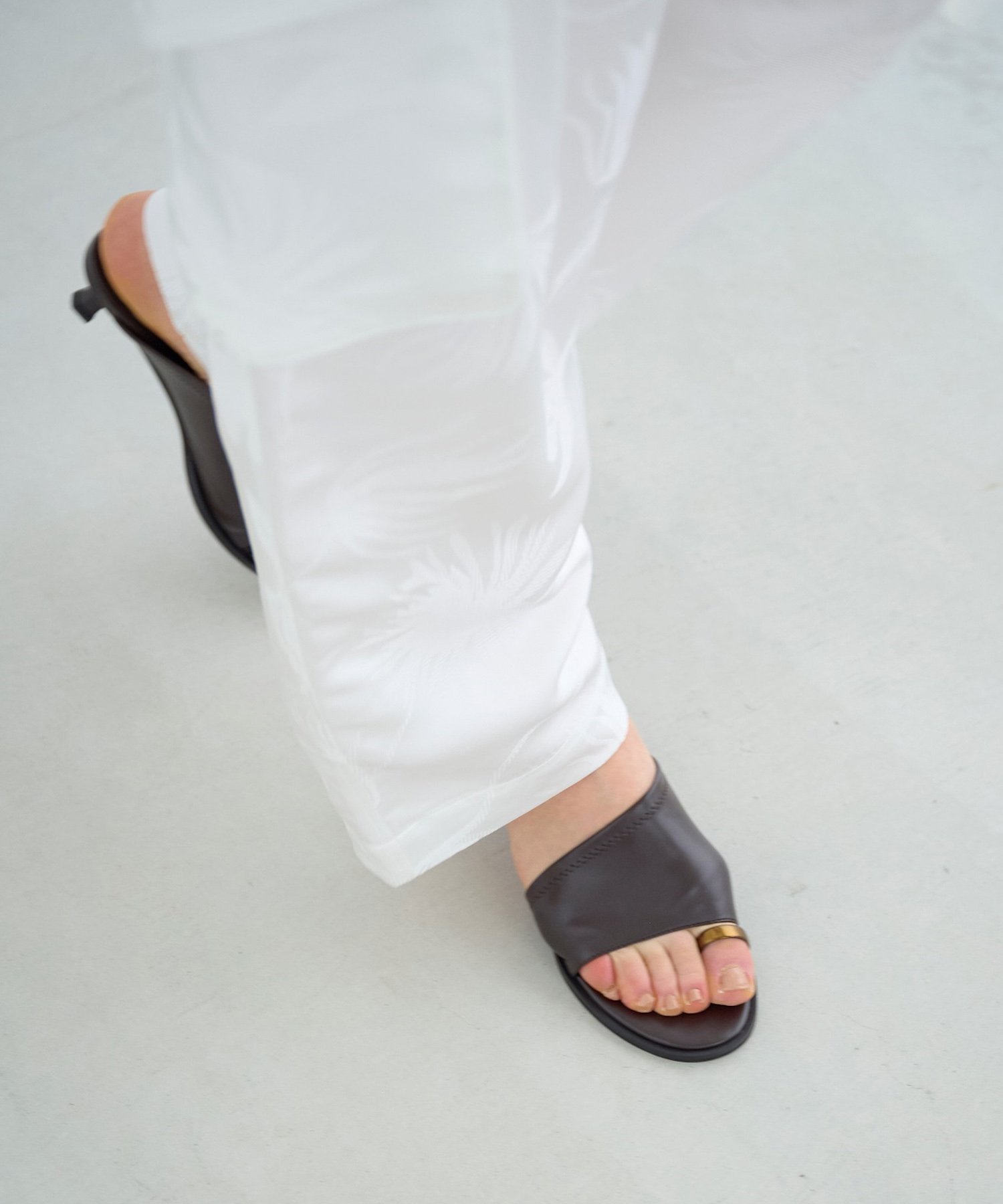 LE VERNIS [LE VERNIS] Toe ring sandals キャセリーニ シューズ・靴 サンダル 透明 シルバー ブラック ブラウン【送料無料】画像