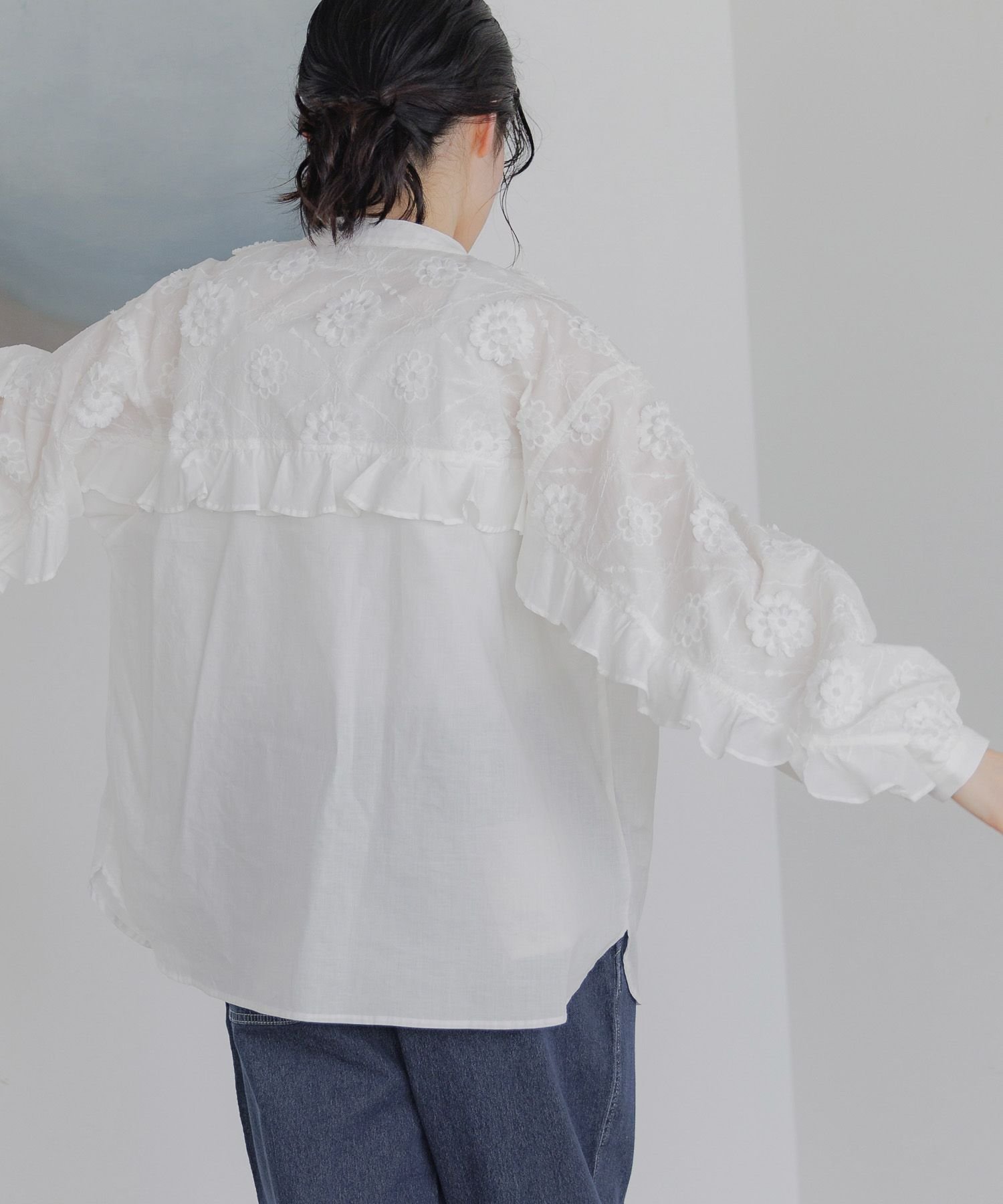 niko and ... タグ付き！フラワー&バックフリルシャツ F ホワイト 週末までセール中 niko and ニコアンド 新品タグ付き フラワー