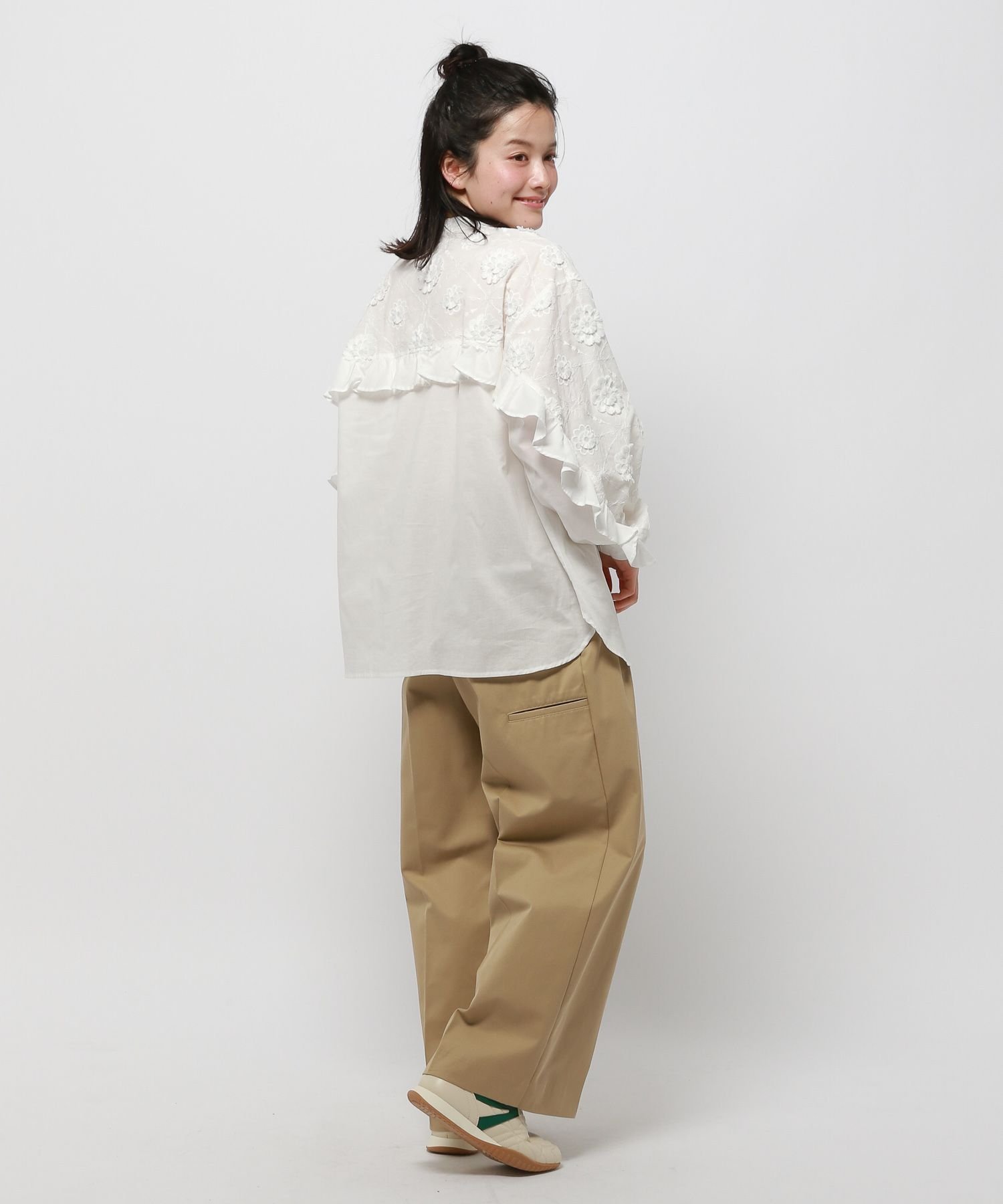 SALE／20%OFF】niko and  3Dフラワー&バックフリルブラウス
