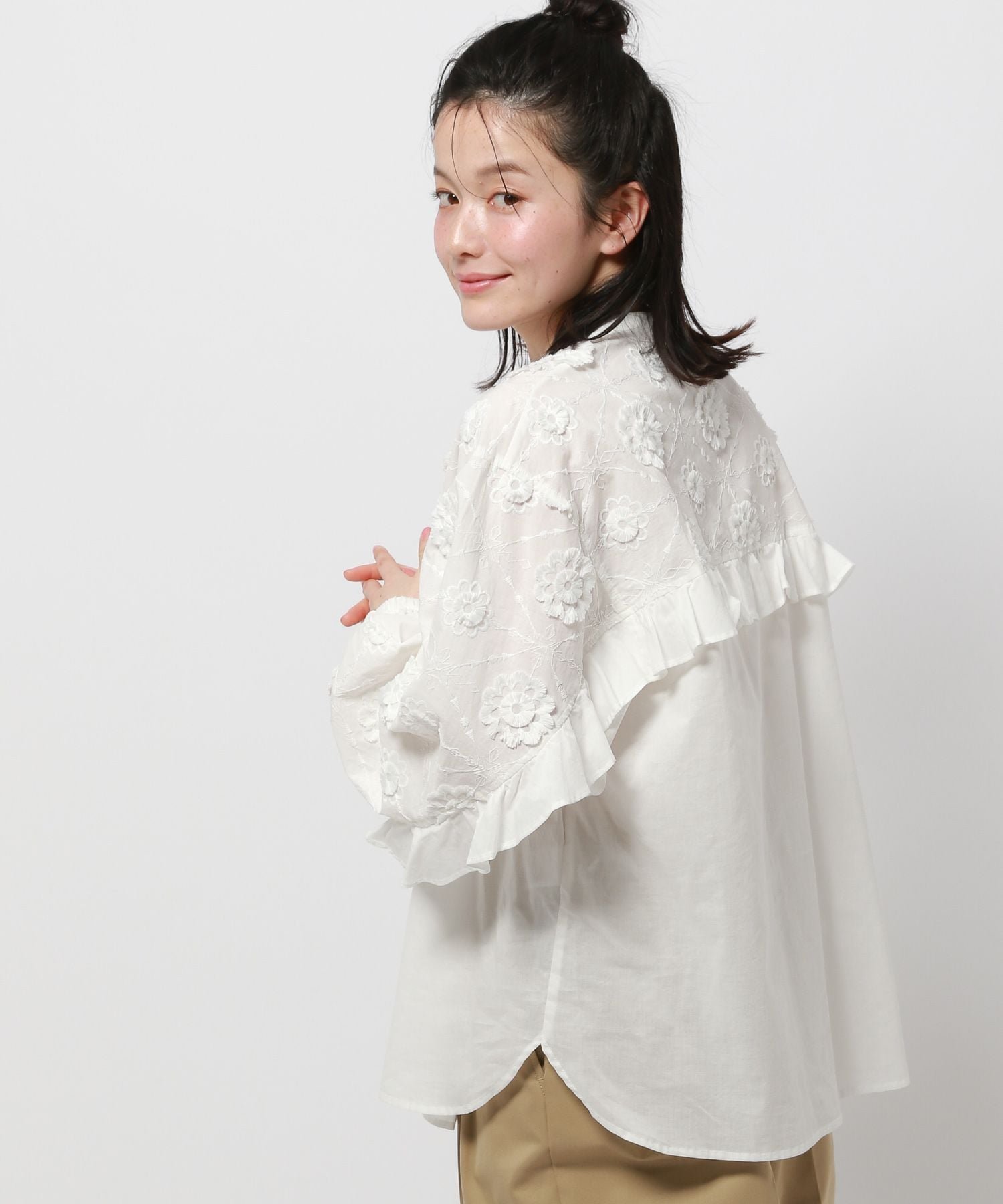 SALE／20%OFF】niko and  3Dフラワー&バックフリルブラウス