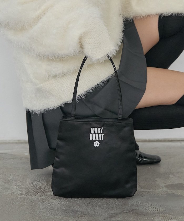 マリークワントシンプルエナメルデイジーパッチ PCバッグ MARY QUANT（マリークワント）の「シンプルエナメルデイジー