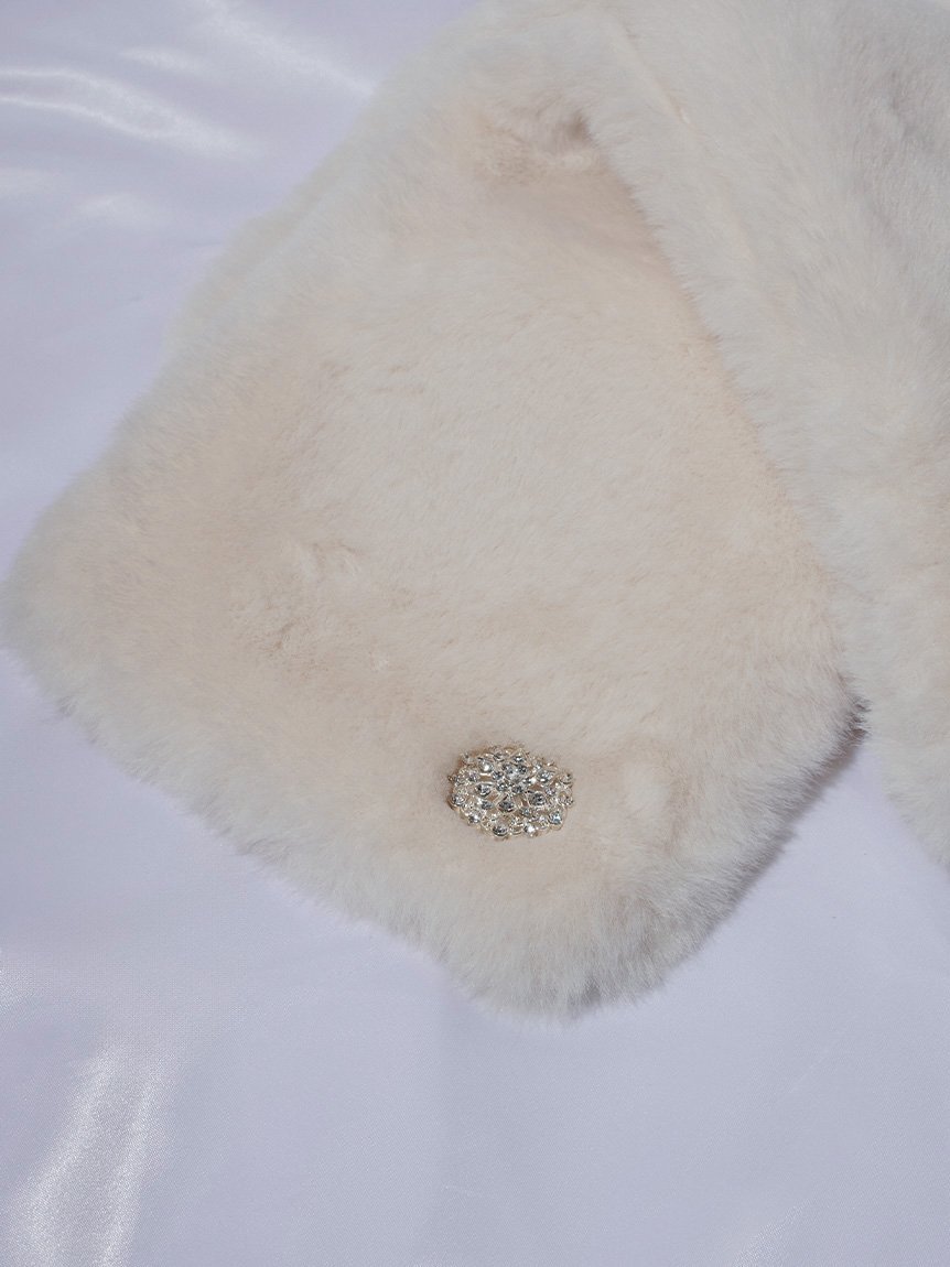 CELFORD セルフォード ビジューブローチ付きフェイクファーストール CELFORD（セルフォード）の「ビジュー付フェイクファーストール