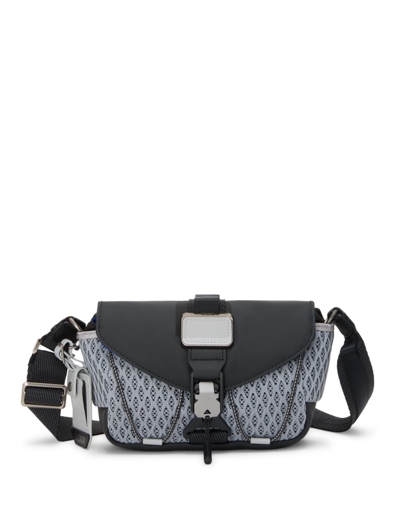 TUMI トゥミ　カーボン 柔らかい」カーボンファイバーを実現：バッグをイノヴェイトする