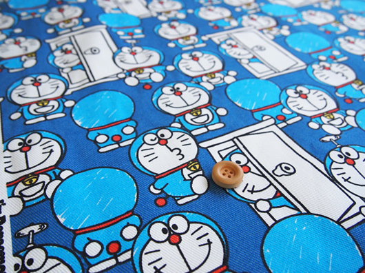 楽天市場 Tcツイルキャラクター生地 ドラえもん柄 I M Doraemon生地 布 少し厚手の生地 どこでもドア 男の子 女の子 入園入学 18 アットホビー スタイリストゴトウ
