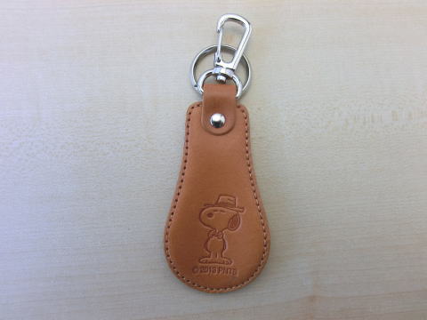 楽天市場 スヌーピー キーホルダー 靴べら 男性 キャメル ブラウン スヌーピーグッズ Snoopy 本革 本皮 天然皮革 Made In Japan スヌーピー靴ベラ 携帯靴べら ピーナッツ 雑貨 ギフト プレゼント Sn0011 ミニランドセル 革小物のスガタキ