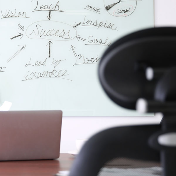 700円off ポイント10倍 6 10 0 00 6 11 1 59 ホワイトボード ガラス ガラスボード おしゃれ 子供 1100 ボード マーカー マグネット 磁石 ガラス製 壁面 オフィス 会議室 店舗 強化ガラス メモ シンプル ミーティング 会議 壁掛け 110x80 110 80 新生活