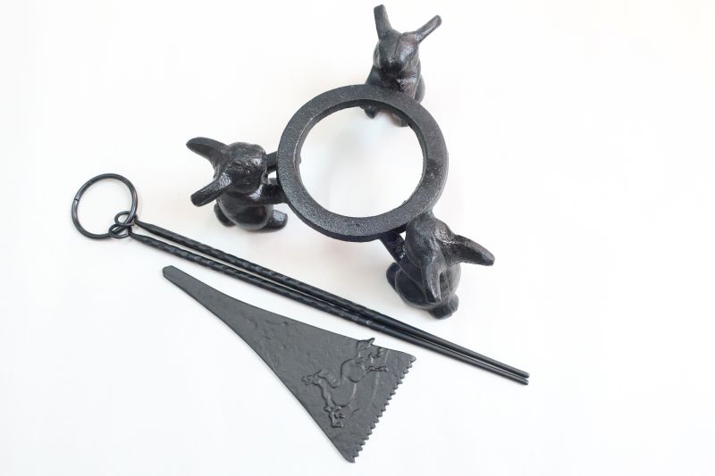 鉄製 うさぎのごとく 五徳円形10cm 火箸28cm、灰ならし17cm