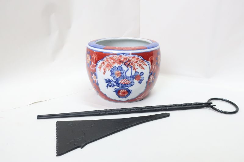 手火鉢【赤青花柄火鉢】H10cm&times;W14cm、南部鉄火箸、灰ならしの3点セット｜炭・備長炭・オガ炭　サクラ産業