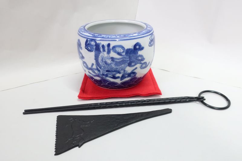 手火鉢セット　麒麟(きりん)火鉢H10x14cm、南部鉄火箸、灰ならし、毛氈付きの4点セット 10,164円