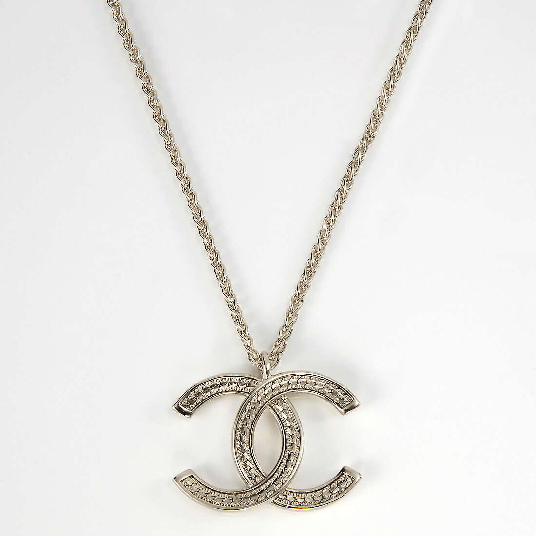 ラグジュアリーなネックレスでコーデに華を＋ CHANEL ネックレス chnecklace.jpg