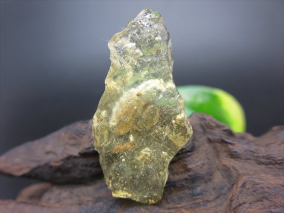 リビアングラス　原石　5〜6cm 特別価格]天然リビアングラス原石 - 埼玉県吉川市の天然石専門店