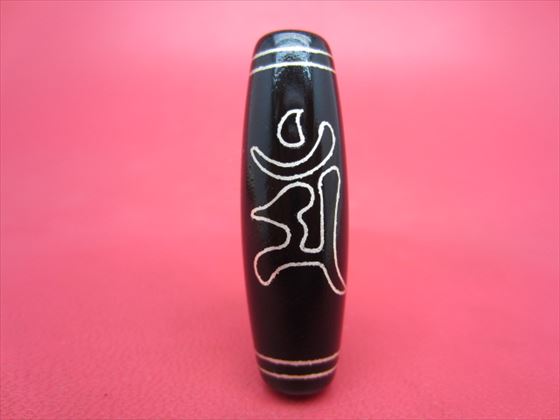【チベット銀線天珠】 仏眼文殊菩薩天珠 (マン) オニキス 40×12.5mm 【一点物】