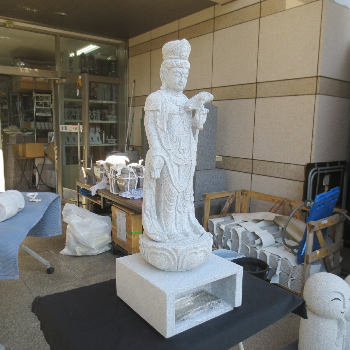 楽天市場】蓮華台座の上に立つ、観音菩薩彫像 高さ 約43.2cm 大理石風