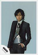 【中古】生写真(ジャニーズ)/アイドル/嵐 嵐/松本潤/スーツ・膝上・左手ポケット・リボン・Dear Snow/公式生写真画像