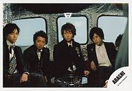 【中古】生写真(ジャニーズ)/アイドル/嵐 嵐/4人/横型・上半身・衣装黒・センター相葉雅紀・Dear Snow/公式生写真画像