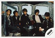 【中古】生写真(ジャニーズ)/アイドル/嵐 嵐/5人(集合)/横型・衣装黒・座り・センター相葉・背景銀・Dear Snow/公式生写真画像