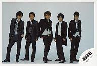 【中古】生写真(ジャニーズ)/アイドル/嵐 嵐/5人(集合)/横型・全身・衣装黒・背景グレー・センター相葉雅紀・Dear Snow/公式生写真画像