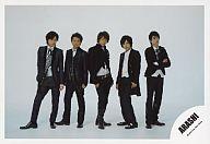 【中古】生写真(ジャニーズ)/アイドル/嵐 嵐/5人(集合)/横型・全身・スーツ黒・背景白・センター相葉雅紀・Dear Snow/公式生写真画像
