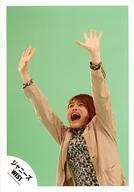 【中古】生写真(ジャニーズ)/アイドル/ジャニーズWEST ジャニーズWEST/中間淳太/上半身・衣装ベージュ・黒・青・左向き・両手上げ・口開け・目線上・背景緑/「ジパングおおきに大作戦」PVオフショット/公式生写真画像