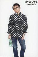 楽天市場 中古 生写真 男性 声優 阿部敦 膝上 衣装黒白水玉模様 右手ペットボトル 左手腰 首傾げ 私服バージョン ラジオ番組 あべながの野望 他力本願の変 公開録音イベント限定生写真 ネットショップ駿河屋 楽天市場店