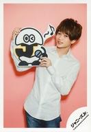 楽天市場 中古 生写真 ジャニーズ アイドル ジャニーズjr ジャニーズjr 今村隼人 膝上 衣装白 両手ロゴ持ち 背景ピンク Johnnys Island Store オフショット 公式生写真 ネットショップ駿河屋 楽天市場店