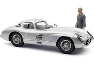 【中古】ミニカー 1/18 メルセデス・ベンツ 300 SLR クーペ 1955 Rudolph Uhlenhautフィギュア+ 彫刻プレート付アクリル板台座付属 [M-246]｜ネットショップ駿河屋　店