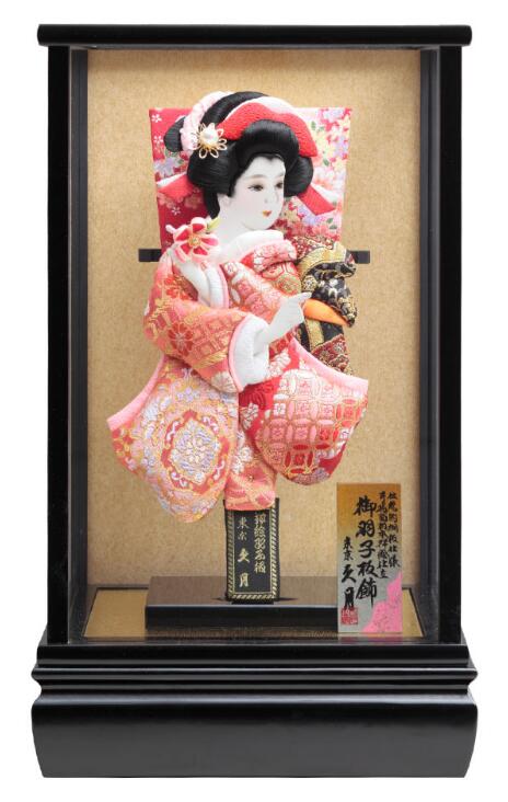 送料無料　久月作　振袖押絵・金襴振袖・黒塗ケース　ガラスケース入り羽子板飾り〈はごいた 押し絵羽子板 振り袖 振りそで お節句祝い 羽子板飾り お正月飾り 初正月 鞠付き 東京久月羽子板ケース飾り〉｜人形の鈴勝 26,280円