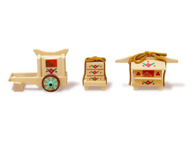 送料無料　 南雲作　雛人形　伊予一刀彫り　お道具（中） 【牛車・重箱・駕籠】 牛車長さ8.5cm　重箱高さ4cm　御籠長さ8.5cm　 ※お写真右側の三点のセットになります。　 お写真の黒台は付属しません。