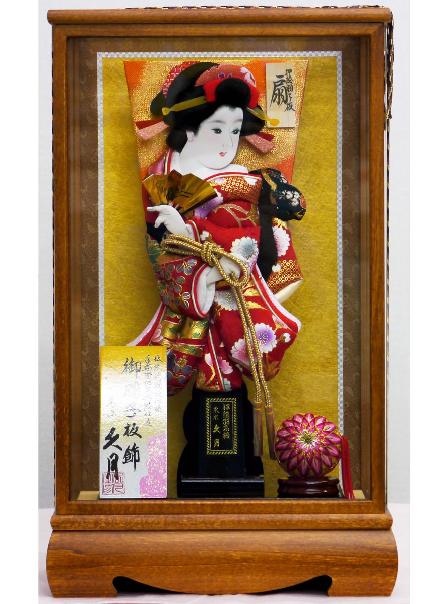 希莎作的长袖和服 oshie,与锥,内置的音乐盒,棕色涂料案例的玻璃柜中